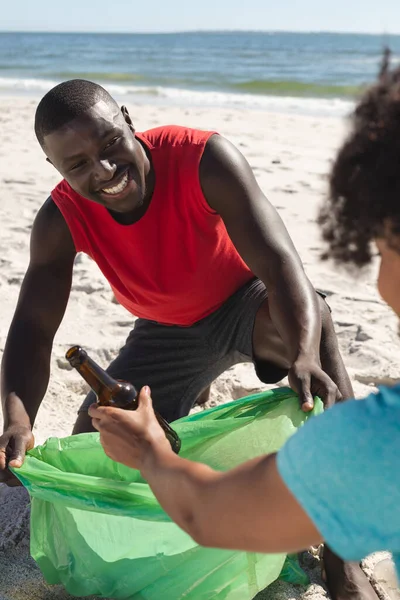 Glückliches Afrikanisch Amerikanisches Paar Das Den Sonnigen Strand Reinigt Und — Stockfoto