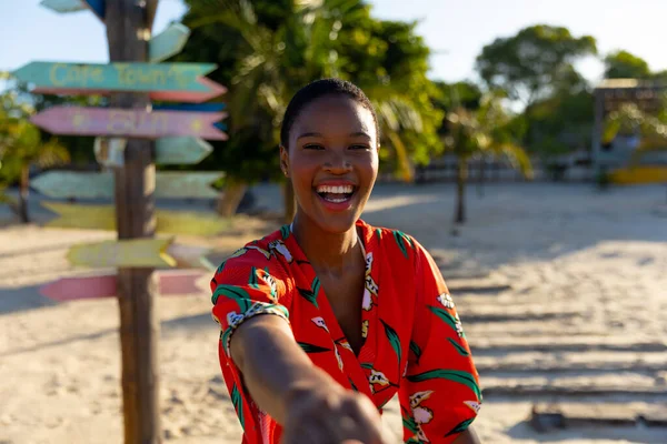 Porträtt Lycklig Afrikansk Amerikansk Kvinna Som Tar Selfie Leende Solig — Stockfoto