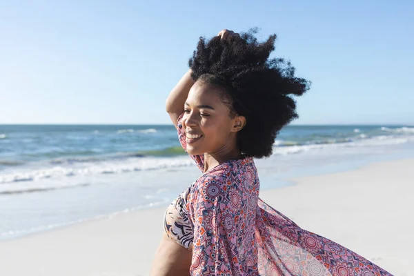 海のそばの日当たりの良いビーチで笑顔の幸せなアフリカ系アメリカ人女性 リラックスと休暇 変更なし — ストック写真