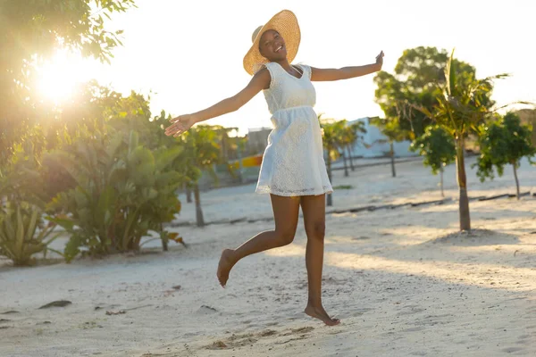 Güneşli Sahilde Dans Eden Güneş Şapkalı Beyaz Plaj Elbiseli Mutlu — Stok fotoğraf