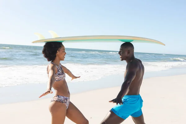 Feliz Casal Afro Americano Equilibrando Prancha Surf Cabeça Sorrindo Praia — Fotografia de Stock