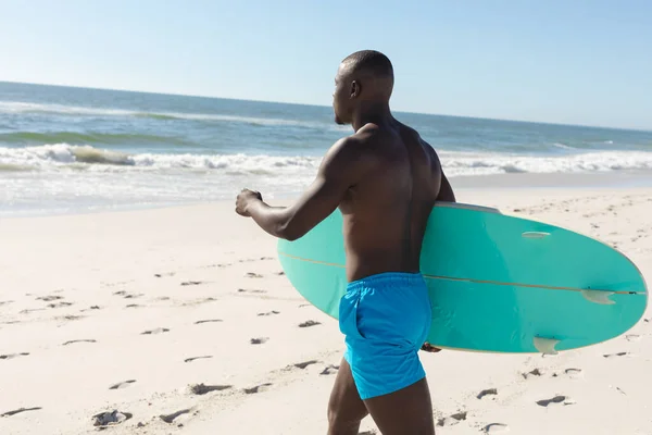 Ajuste Homem Americano Africano Que Carrega Surfboard Que Anda Praia — Fotografia de Stock