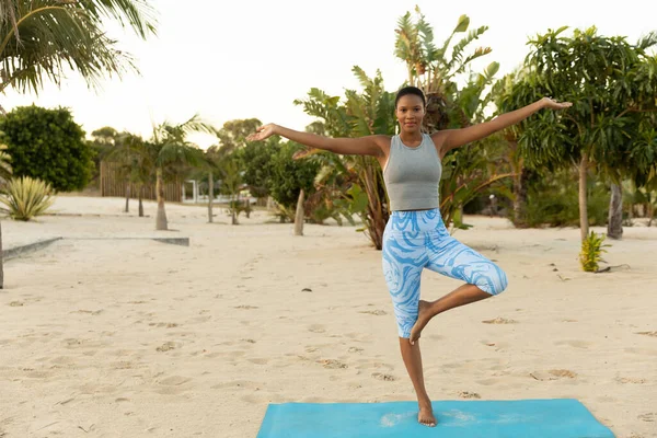 Mujer Afroamericana Feliz Practicando Yoga Pie Una Pierna Playa Atardecer —  Fotos de Stock