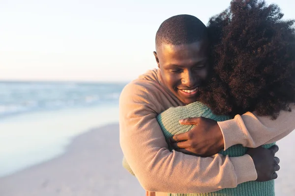 Feliz Pareja Afroamericana Abrazando Sonriendo Playa Soleada Espacio Para Copiar —  Fotos de Stock
