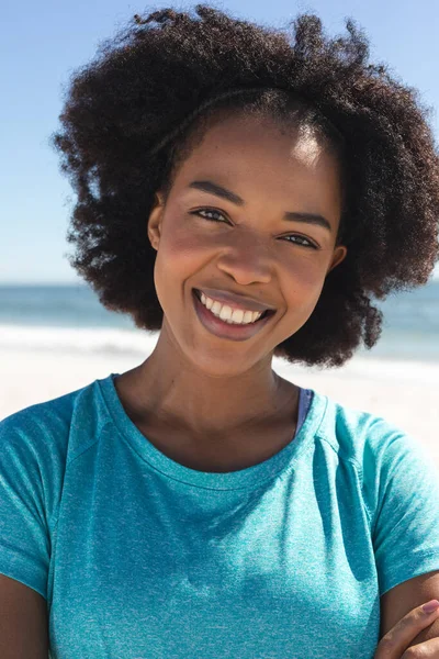 Porträtt Lycklig Afrikansk Amerikansk Kvinna Tittar Kameran Och Ler Stranden — Stockfoto