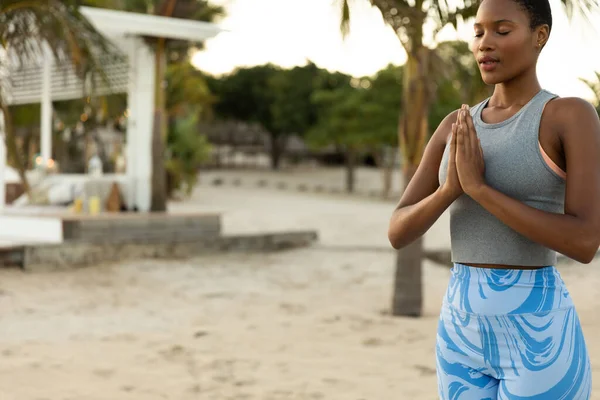 Mujer Afroamericana Feliz Practicando Meditación Yoga Pie Playa Atardecer Postura —  Fotos de Stock