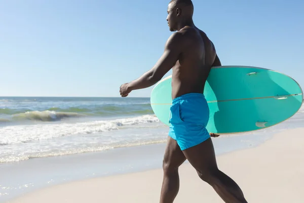 Жирний Афроамериканець Несучи Серфінг Йде Сонячним Пляжем Моря Копіюючи Простір — стокове фото