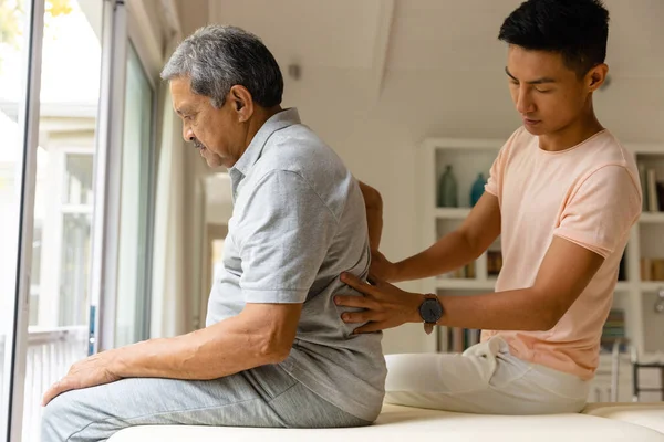 Fisioterapeuta Masculino Diverso Paciente Masculino Sênior Massageando Volta Fisioterapia Saúde — Fotografia de Stock