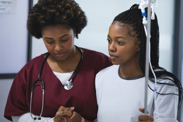 Afrikanisch Amerikanische Ärztin Geht Mit Afrikanisch Amerikanischer Patientin Krankenhausflur Krankenhaus — Stockfoto
