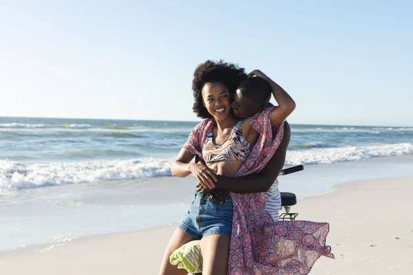 Feliz Casal Afro Americano Abraçando Andar Bicicleta Praia Ensolarada Junto — Fotografia de Stock