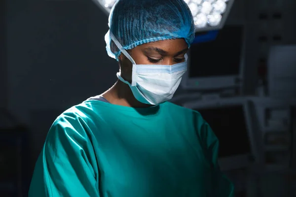 Ameliyathanede Ameliyat Önlüğü Yüz Maskesi Takan Afrikalı Amerikalı Kadın Cerrah — Stok fotoğraf