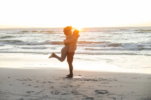 Feliz Casal Afro Americano Abraçando Praia Por Mar Pôr Sol — Fotografia de Stock