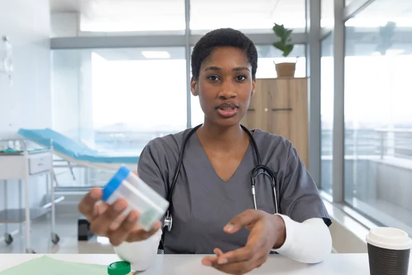 Médecine Afro Américaine Portant Des Blouses Stéthoscope Ayant Appel Vidéo — Photo