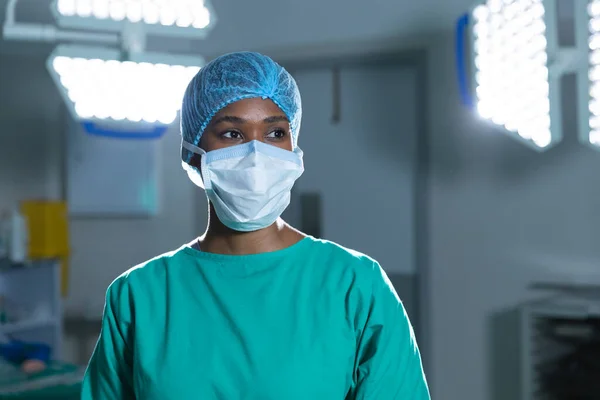 Afrikansk Amerikansk Kvinnlig Kirurg Kirurgklänning Och Ansiktsmask Operationssalen Sjukhus Kirurgi — Stockfoto
