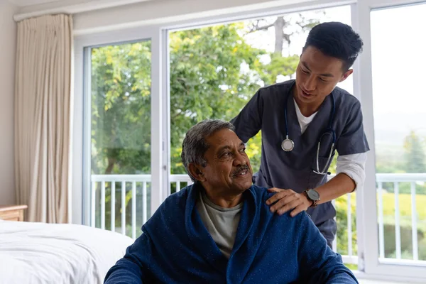 Glad Varierad Manlig Läkare Diskuterar Med Senior Manlig Patient Rullstol — Stockfoto