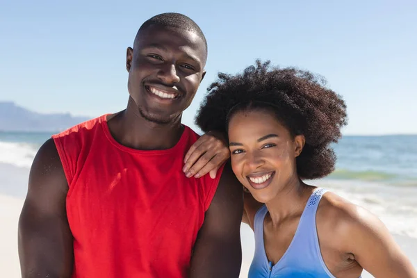 Retrato Pareja Afroamericana Feliz Forma Abrazando Sonriendo Playa Soleada Verano —  Fotos de Stock