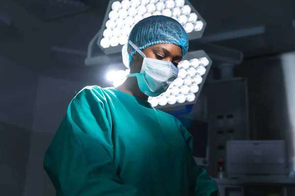Afrikai Amerikai Női Sebész Sebészeti Köpenyben Arcmaszkban Műtőben Kórház Sebészet — Stock Fotó