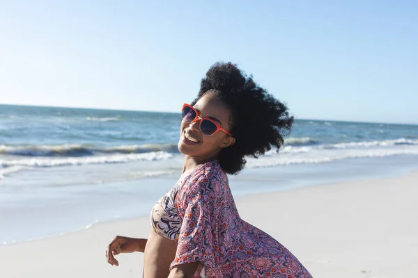 一个戴着太阳镜的快乐的非洲裔美国女人在海上阳光灿烂的海滩上的画像 放松和假期 — 图库照片
