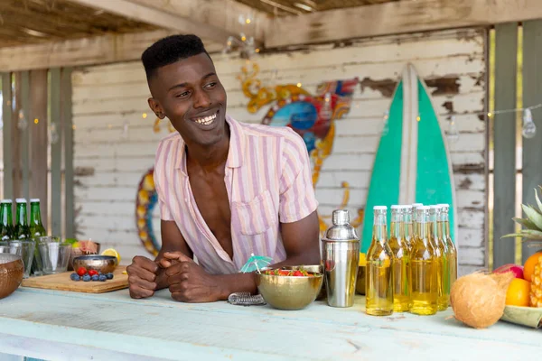 Šťastný Africký Americký Barman Usmívá Pultem Beach Baru Místní Obchod — Stock fotografie