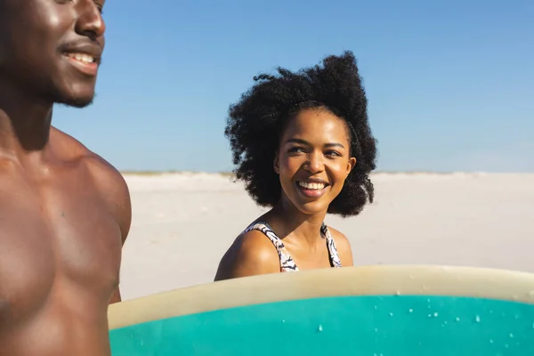 Feliz Forma Pareja Afroamericana Llevando Tabla Surf Sonriendo Playa Soleada — Foto de Stock