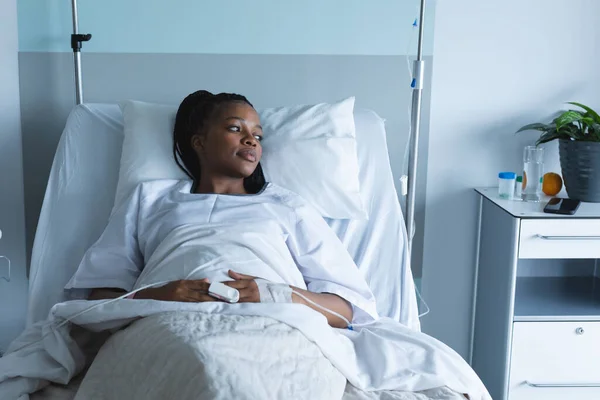Paciente Afro Americana Olhando Para Lado Deitada Cama Quarto Hospital — Fotografia de Stock