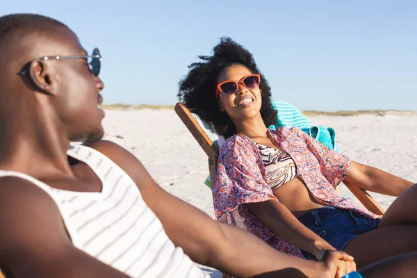 아프리카 미국인 햇볕이 내리는 해변에서 의자에 있습니다 변화없는 — 스톡 사진