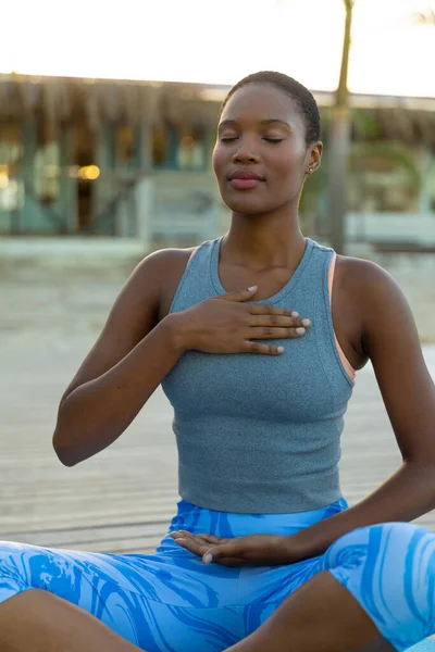 Mutlu Afrikalı Amerikalı Kadın Yoga Meditasyonu Yapıyor Güneşli Sahilde Gözleri — Stok fotoğraf