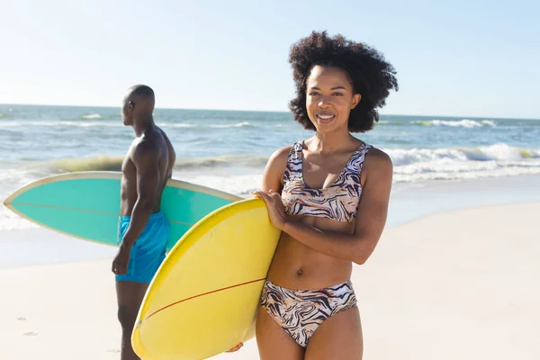 Portrét Šťastné Africké Američanky Držící Surf Stojící Slunné Pláži Mužským — Stock fotografie