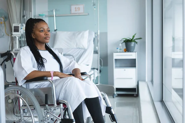 Afro Americana Paciente Vestindo Vestido Hospital Sentado Cadeira Rodas Quarto — Fotografia de Stock