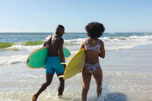 Gelukkig Fit Afrikaans Amerikaans Koppel Dat Surfplanken Draagt Lopend Zonnig — Stockfoto