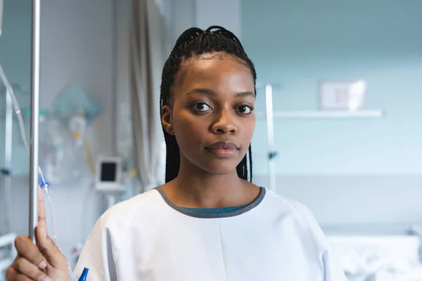 Porträtt Afrikansk Amerikansk Kvinnlig Patient Med Flätor Sjukhusklänning Och Dropp — Stockfoto