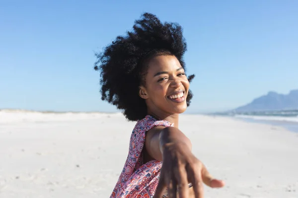 一个快乐的非洲裔美国女人的画像 她在阳光普照的海滩上伸出手微笑 放松和假期 — 图库照片