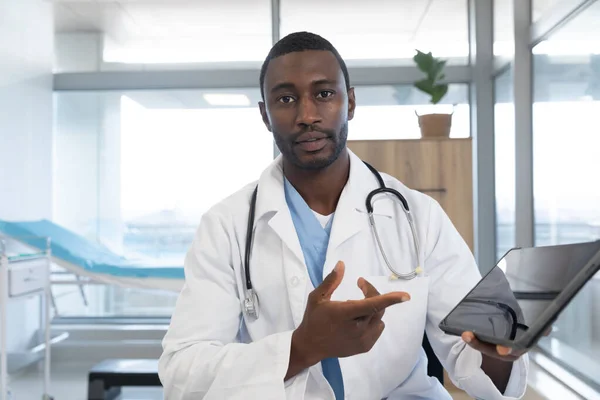 Médico Afroamericano Con Bata Laboratorio Estetoscopio Recibiendo Videollamadas Hospital Hospital —  Fotos de Stock