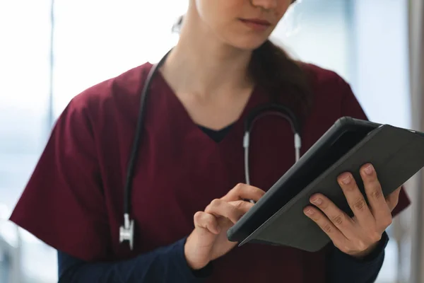 白种人女医生佩戴洗涤剂和听诊器 在病房使用平板电脑 保健和工作 — 图库照片