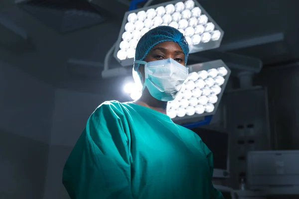 Ritratto Chirurgo Afro Americana Abito Chirurgico Maschera Facciale Sala Operatoria — Foto Stock