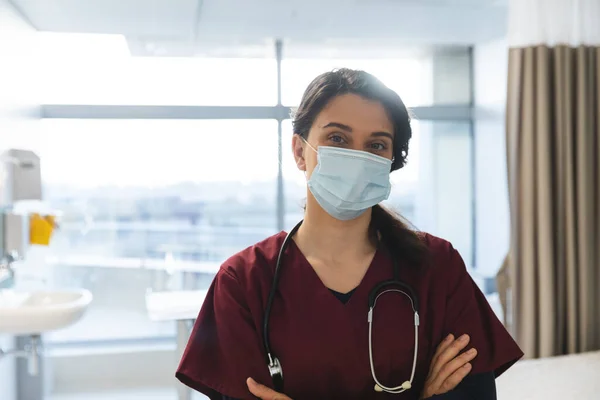 Porträtt Glad Kaukasisk Kvinnlig Läkare Med Brunt Hår Bär Ansiktsmask — Stockfoto