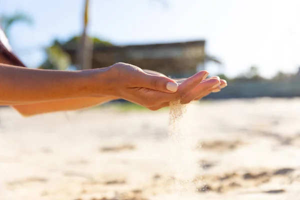Blisko Rąk Birasowej Kobiety Bawiącej Się Piaskiem Słonecznej Plaży Lato — Zdjęcie stockowe