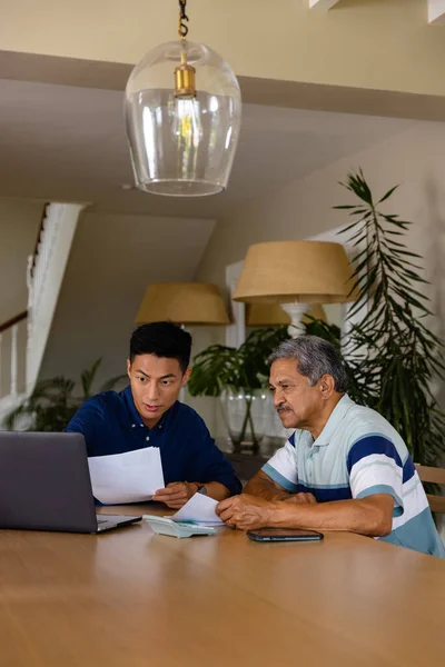 不同的财务顾问和老年人在餐厅讨论文书工作和使用笔记本电脑 家庭生活 通信和老年生活方式 — 图库照片