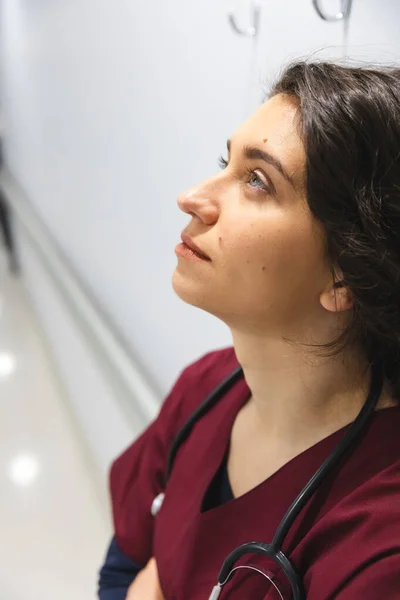 Müde Kaukasische Ärztin Die Peelings Trägt Und Sich Auf Dem — Stockfoto