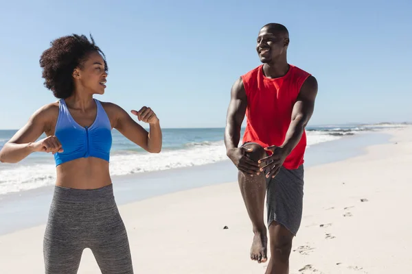 Heureux Forme Couple Afro Américain Exercice Étendant Sur Plage Ensoleillée — Photo