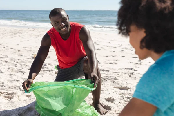 Szczęśliwa Afrykańska Para Sprzątająca Słoneczną Plażę Zbierająca Śmieci Lato Styl — Zdjęcie stockowe