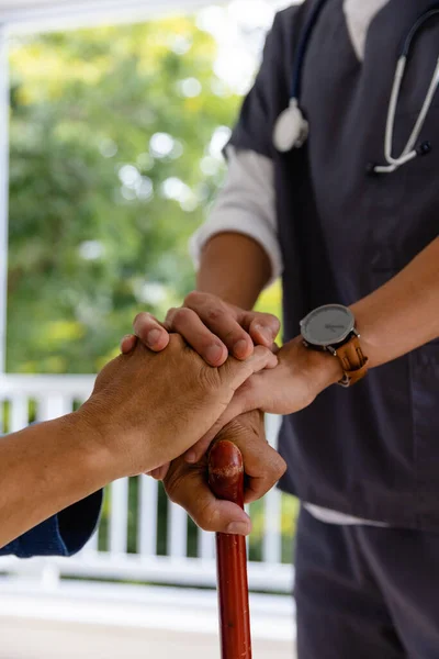 Χέρια Διαφόρων Αρσενικών Ιατρών Και Ανώτερων Αρρένων Ασθενών Κρατώντας Μπαστούνι — Φωτογραφία Αρχείου