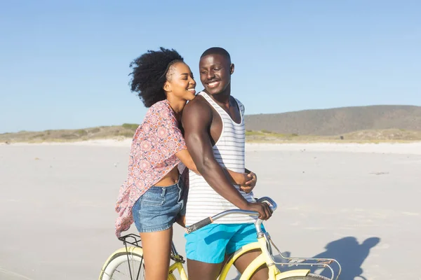 Feliz Pareja Afroamericana Abrazando Montar Bicicleta Playa Soleada Verano Romance — Foto de Stock