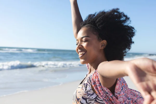快乐的非洲裔美国女人微笑着张开双臂躺在海边阳光灿烂的海滩上 复制着空间 放松和假期 — 图库照片
