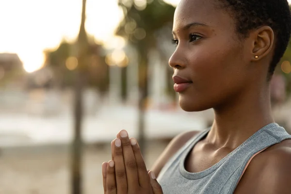 Mujer Afroamericana Enfocada Practicando Meditación Yoga Playa Soleada Espacio Para — Foto de Stock