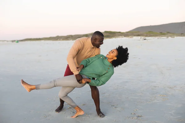 Feliz Pareja Afroamericana Bailando Sonriendo Playa Atardecer Verano Unión Romance — Foto de Stock