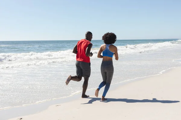 Mutlu Formda Afrikalı Amerikalı Çift Güneşli Sahilde Koşuyor Yaz Sağlıklı — Stok fotoğraf