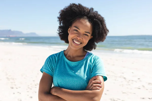 Portrait Happy African American Woman Looking Camera Smiling Sunny Beach — Stock Photo, Image