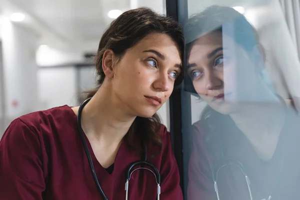 Trött Kaukasisk Kvinnlig Läkare Klädd Skurar Lutad Väggen Korridoren Sjukhuset — Stockfoto