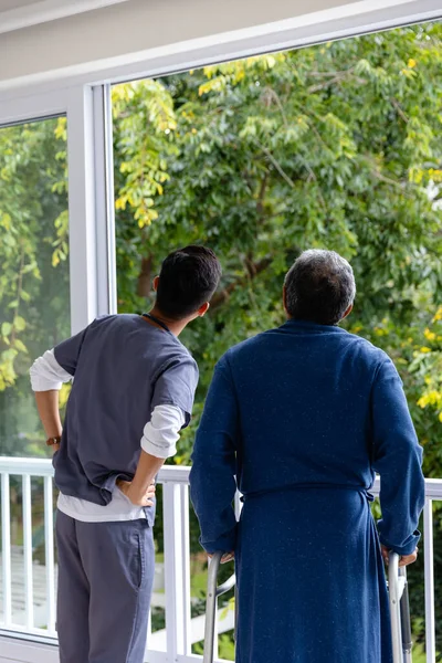 Olika Manliga Läkare Och Senior Manliga Patienten Med Kryckor Tittar — Stockfoto